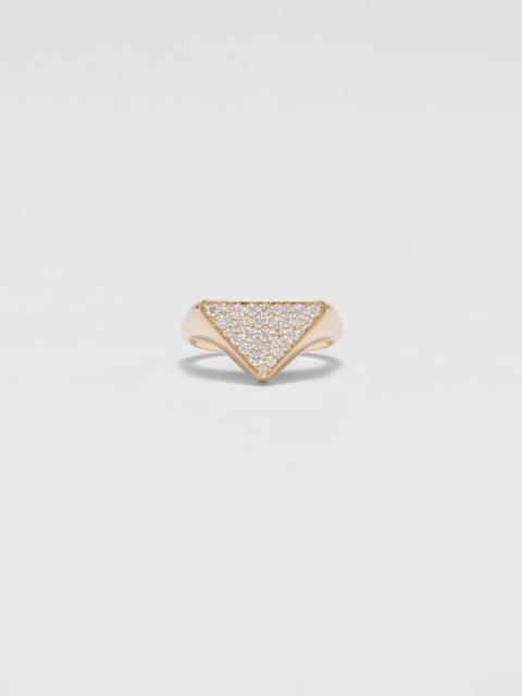 Eternal Gold signet ring in yellow gold with diamonds