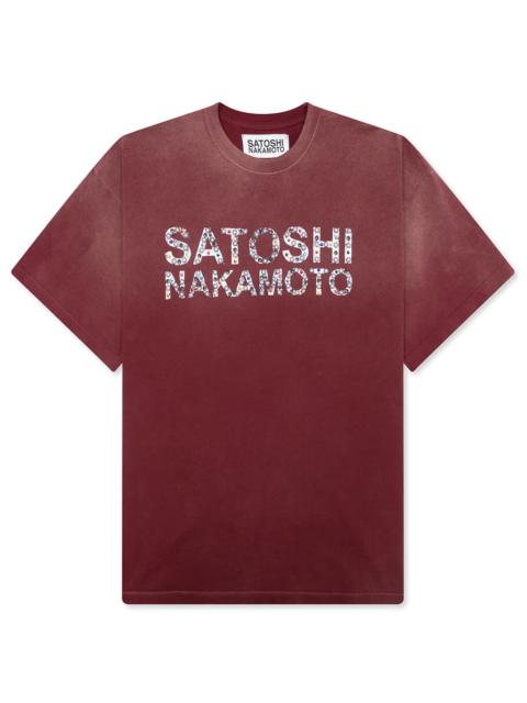 SATOSHI NAKAMOTO PEARL STUDDED LOGO TEE - BURGUNDY