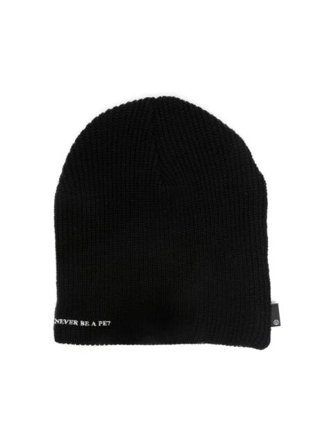 UNDERCOVER slogan-embroidered ribbed beanie