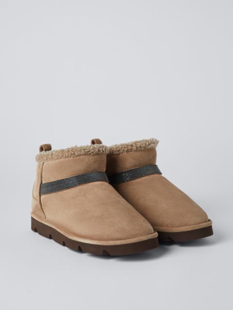 Suede boots with shearling lining and shiny band