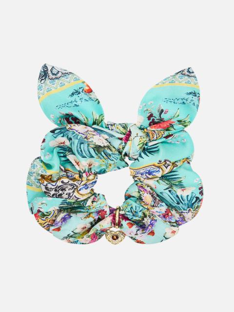 CAMILLA SCRUNCHIE WITH TRINKET
