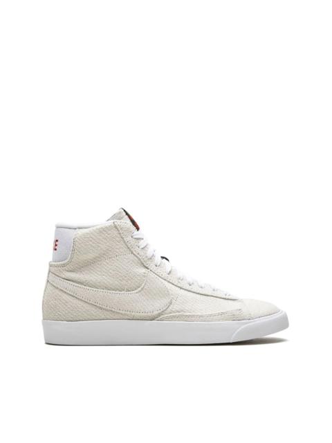 Nike x Stranger Things 블레이저 Mid QS "업사이드 다운"스니커