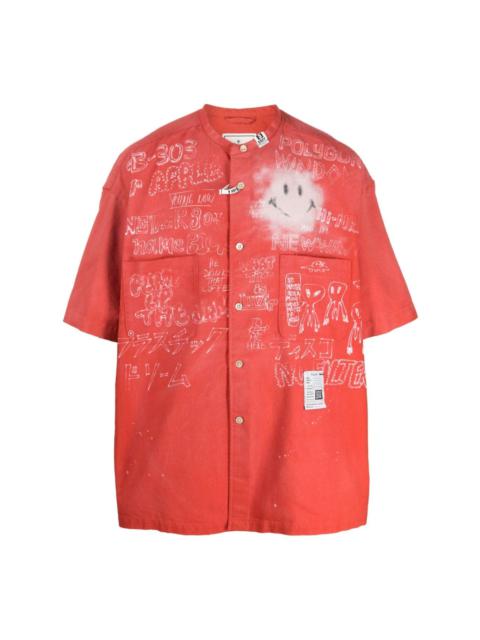 Maison MIHARAYASUHIRO slogan-print collarless cotton shirt