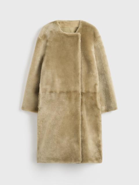 TOTEME Collarless shearling coat rye