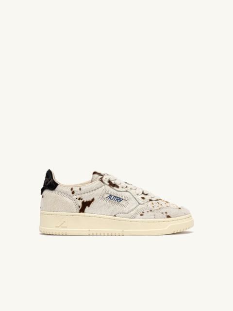 AUTRY MEDALIST LOW SNEAKERS IN DRIP AND BROWN PONY HAIR EFFECT