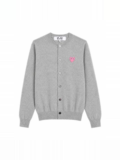 Comme des Garçons PLAY UNISEX ROUND-NECK KNIT CARDIGAN PINK HEART - TOP LIGHT GREY