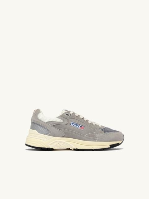 AUTRY HYPERWAY SNEAKERS IN MARSHMALLOW AND LEAD SUEDE AND MESH