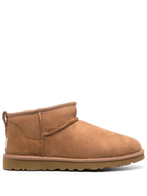 UGG The W Classic Ultra Mini Boot by UGG is a luxurious addition to the footwear category. Crafted from 