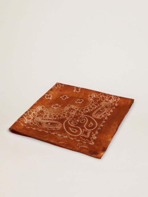 Terracotta-colored Golden Collection scarf with paisley pattern