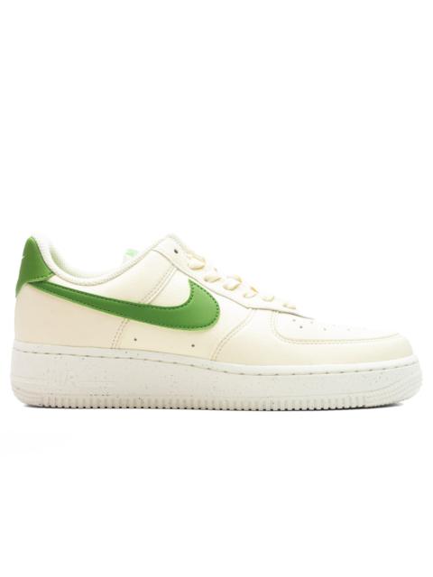Nike AIR FORCE 1 '07 SE - COCONUT MILK/CHLOROPHYLL/SAIL/VOLT
