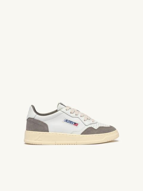 AUTRY MEDALIST LOW SNEAKERS IN WHITE LEATHER AND CEMENT SUEDE