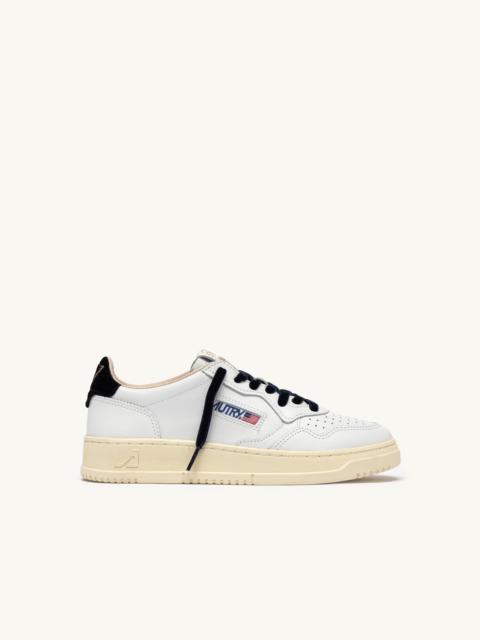 AUTRY MEDALIST LOW SNEAKERS IN WHITE LEATHER AND SPACE VELVET