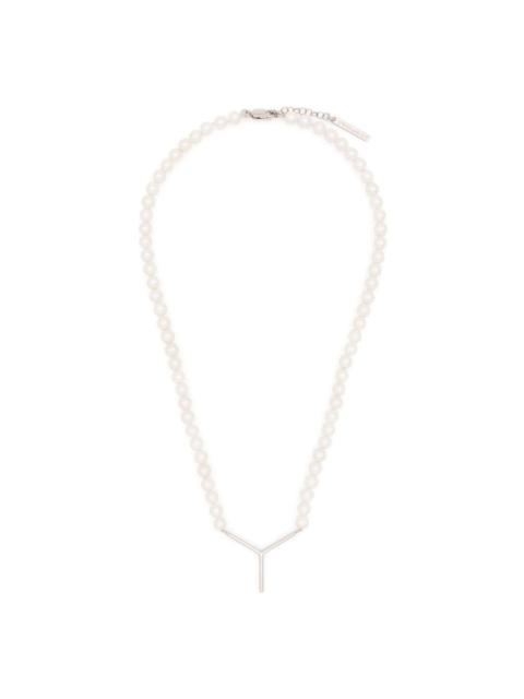 logo-pendant faux-pearl necklace