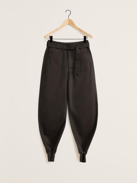 BELTED TAPERED PANTS