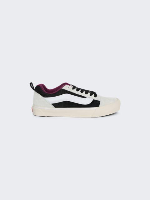 Vans Knu Skool Vlt Lx Devil의 세부 패널 스니커