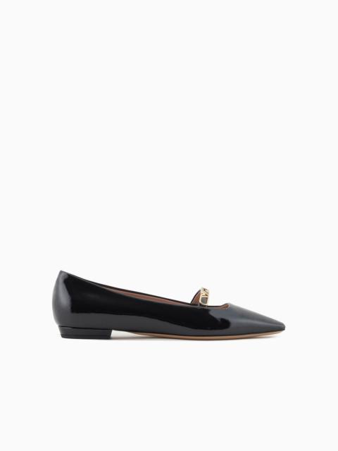 Pointed-toe ballerinas in patent leather with an eagle plate