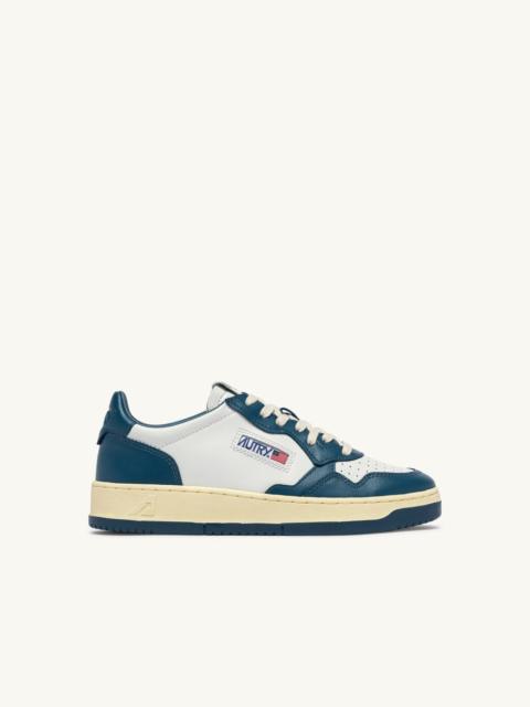 AUTRY MEDALIST LOW BICOLOR SNEAKERS IN WHITE AND MALLARD BLUE LEATHER