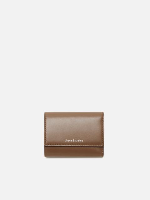 Acne Studios Trifold leather wallet - Camel brown