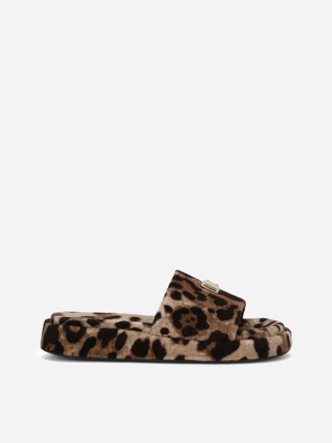Leopard-print terrycloth sliders with tag with two plating finishes
