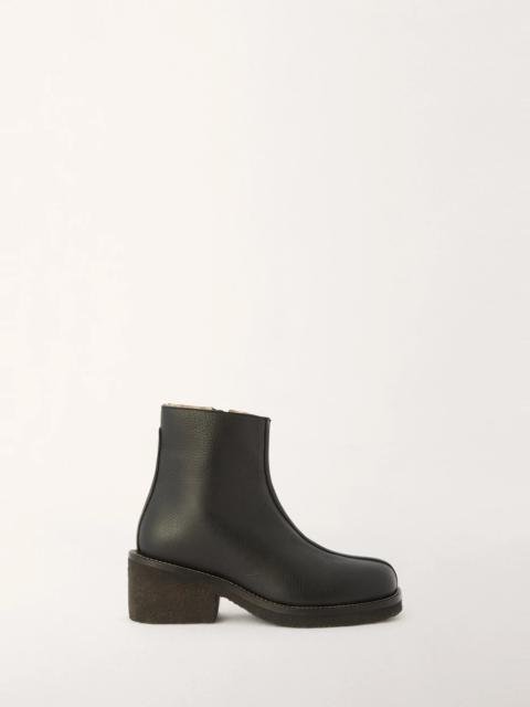 Lemaire WOMEN PIPED HEELED BOOTS WITH SHEARLING
GRAINE CALF LTH