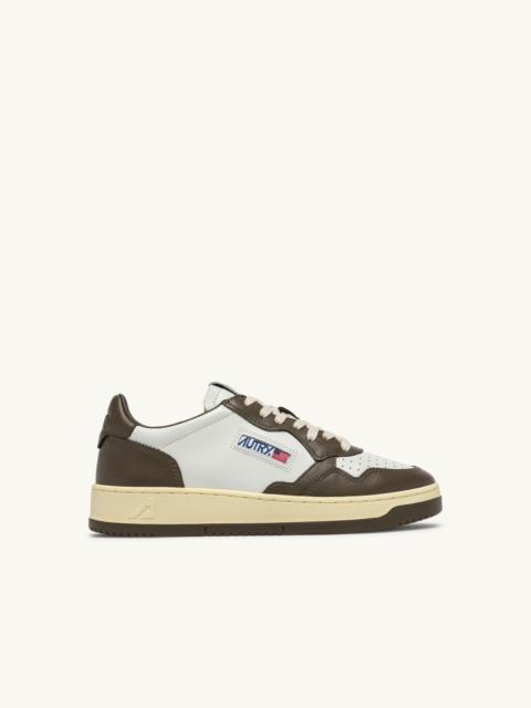AUTRY MEDALIST LOW BICOLOR SNEAKERS IN WHITE AND CHOCOLATE LEATHER
