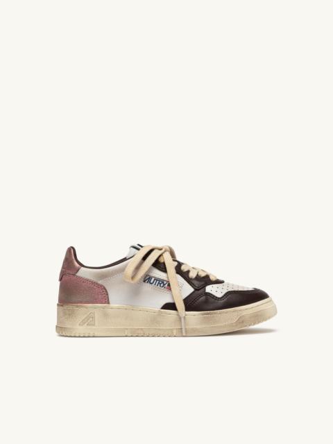 AUTRY MEDALIST LOW SUPER VINTAGE SNEAKERS IN WHITE, PEONY AND HOT FUDGE LEATHER