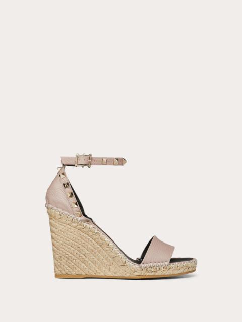 DOUBLE ROCKSTUD GRAINY CALFSKIN WEDGE SANDAL 105 MM