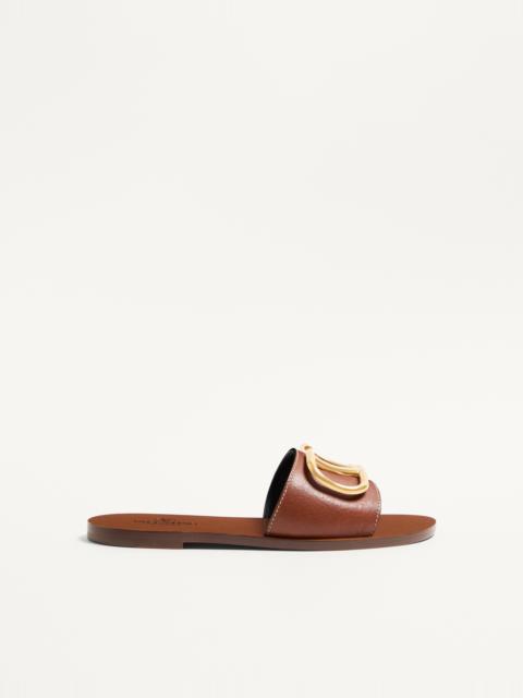 Valentino VLOGO SIGNATURE SLIDE SANDAL IN GRAINY COWHIDE WITH ACCESSORY