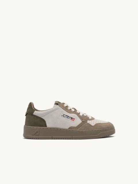 AUTRY MEDALIST LOW TRICOLOR SNEAKERS IN JUNGLE, WHITE AND ANTILOP SUEDE
