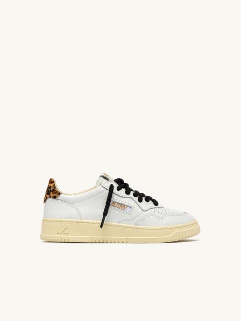 AUTRY MEDALIST LOW SNEAKERS IN WHITE AND LEOPARD LEATHER