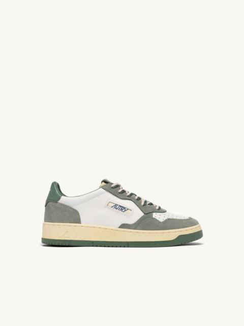 AUTRY MEDALIST LOW SNEAKERS IN MILITARY AND SEA SPAY SUEDE AND LEATHER