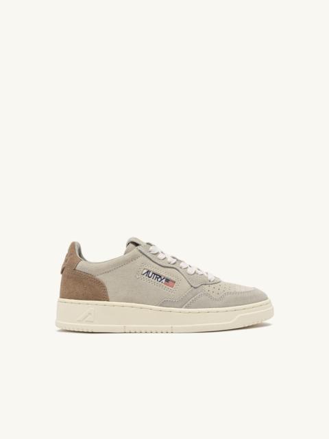 AUTRY MEDALIST LOW TRICOLOR SNEAKERS IN CIGAR, PAPYRUS AND PELICAN SUEDE