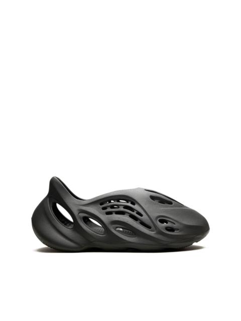 Yeezy Foam Runner "Carbon" sandals