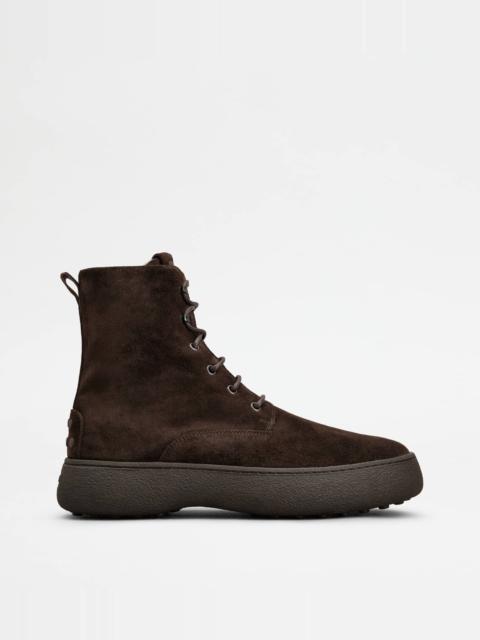 TOD'S W. G. LACE-UP ANKLE BOOTS IN SUEDE - BROWN