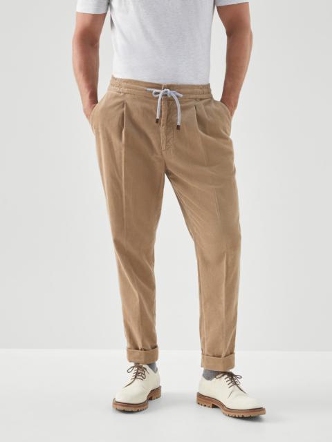 Garment-dyed leisure fit trousers in cotton narrow wale corduroy with drawstring and pleat