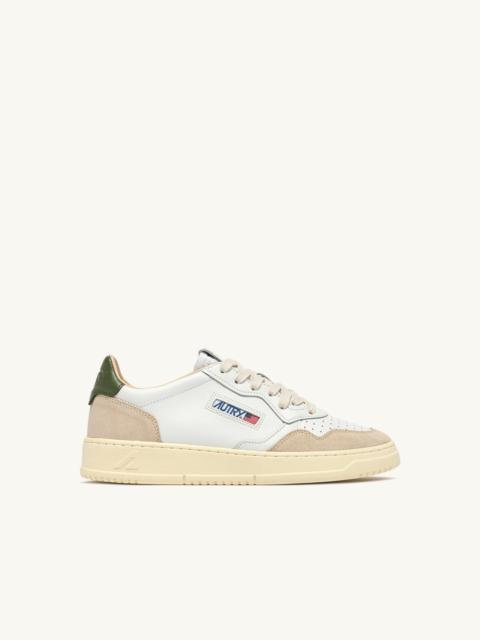 AUTRY MEDALIST LOW SNEAKERS IN WHITE LEATHER AND BRONZE GREEN SUEDE