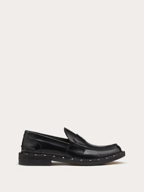 SEMI-GLOSS CALFSKIN STUDDED MOCCASIN