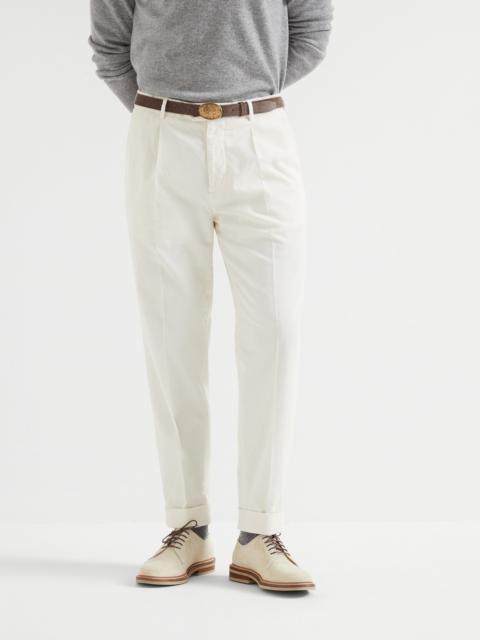 Garment-dyed leisure fit trousers in cotton narrow wale corduroy with pleat